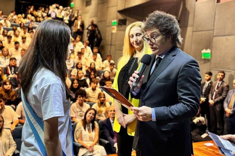 A MILEI LE PREGUNTARON POR LOS SUPERÁVITS GEMELOS Y RESPONDIÓ QUE "EL ABORTO ES UN HOMICIDIO AGRAVADO" 