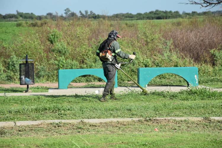 VILLA ÁNGELA: AVANZA CON EL OPERATIVO DE LIMPIEZA Y DEMALEZADO