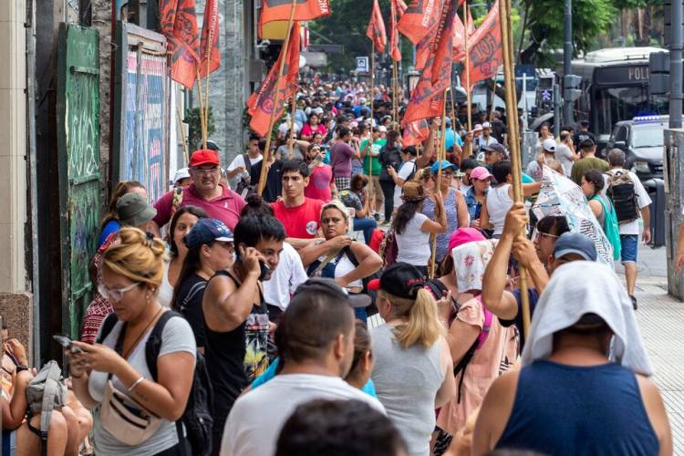 A PETTOVELLO SE LE OLVIDÓ AFILAR LA MOTOSIERRA