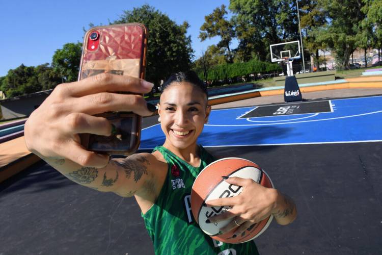 MICA GONZÁLEZ, JUGADORA PROFESIONAL Y REFERENTE DEL BÁSQUET CALLEJERO