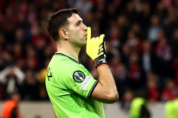 EMILIANO MARTÍNEZ FUE CLAVE PARA LA CLASIFICACIÓN DE ASTON VILLA