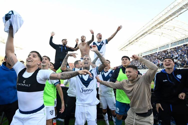 COPA DE LA LIGA: CON UNO MENOS, VÉLEZ HIZO EL AGUANTE Y ES EL PRIMER FINALISTA