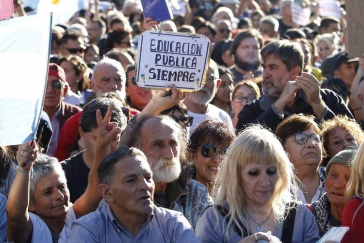 LA EDUCACIÓN PÚBLICA SE DEFIENDE EN CHILE, ARGENTINA Y AMÉRICA LATINA 