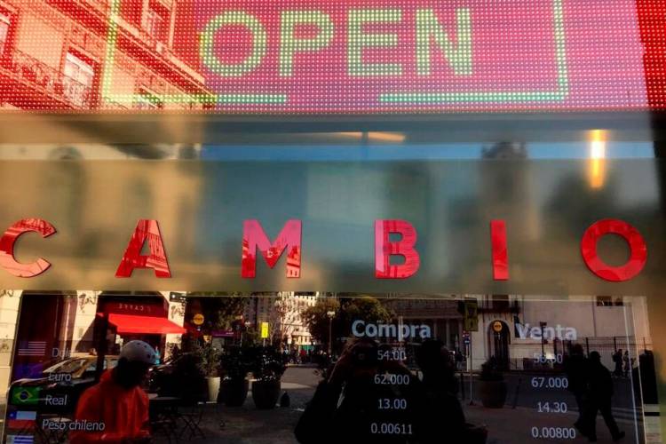 MILEI Y CAPUTO NO LA VEN, PERO SE PARECE AL COMIENZO DE UNA CORRIDA CAMBIARIA