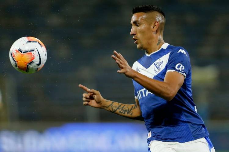CENTURIÓN NO ESTÁ YENDO A VÉLEZ PERO NO ESTÁ DESAPARECIDO