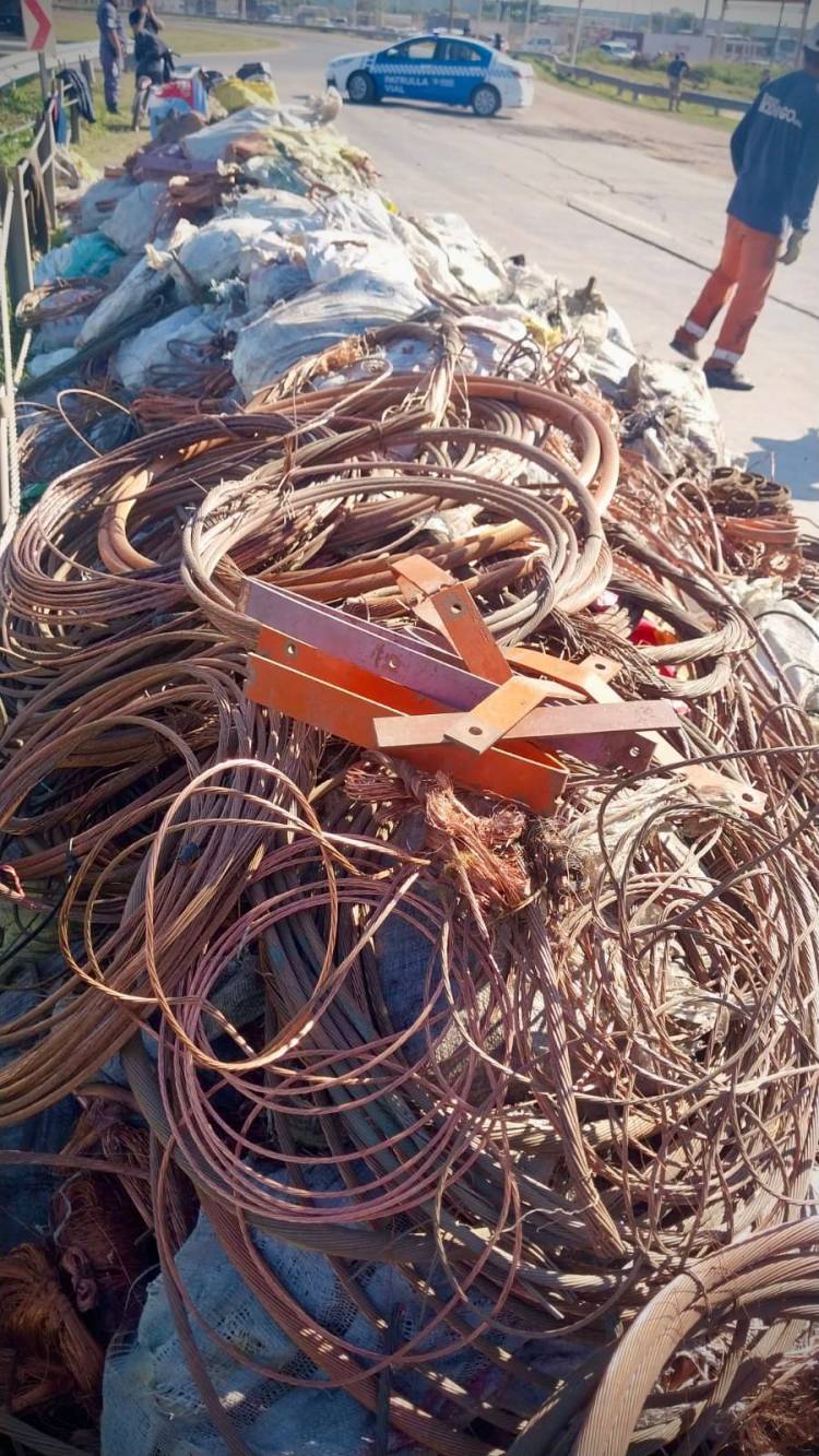 ROBO DE TRANSFORMADORES: DETUVIERON A UN CAMIÓN CARGADO CON CABLES Y MATERIALES DE LA RED ELÉCTRICA