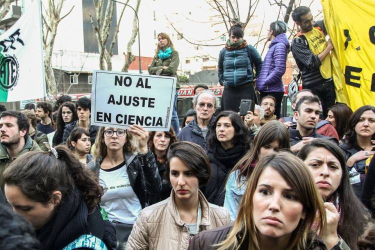 SIN FONDOS PARA LA CIENCIA Y LA TECNOLOGÍA