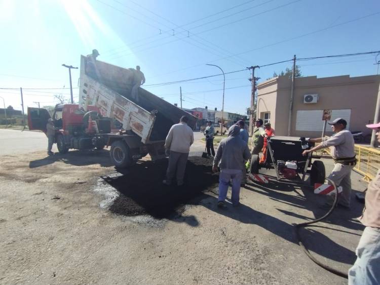 VILLA ANGELA: INTERVENCIÓN MUNICIPAL DE BACHEO, RECOLECCIÓN DE RAMAS Y LIMPIEZA