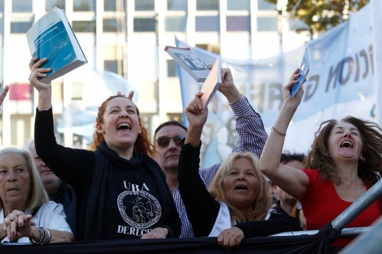 CON CLASES PÚBLICAS, ASAMBLEAS Y VOLANTEADAS