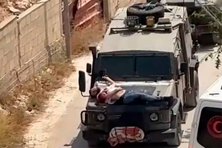 EL EJÉRCITO ISRAELÍ ATÓ A UN PALESTINO HERIDO AL CAPOT DE UN VEHÍCULO MILITAR