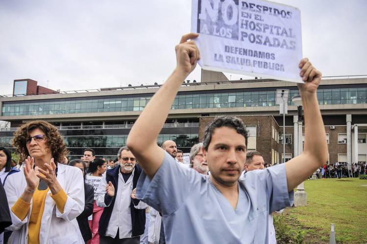 CON DESPIDOS MASIVOS, EL GOBIERNO AVANZA EN EL DESGUACE DEL HOSPITAL POSADAS
