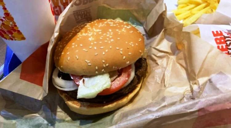 TRAGEDIA EN CÓRDOBA: UNA JOVEN SE ATRAGANTÓ MIENTRAS COMÍA UNA HAMBURGUESA Y MURIÓ