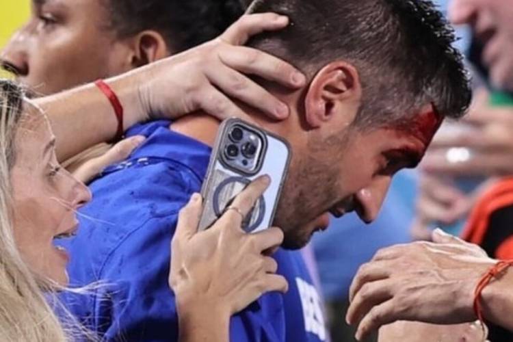 LA HISTORIA DETRÁS DE UNA DE LAS FOTOS ICÓNICAS DE LA BATALLA CAMPAL ENTRE URUGUAY Y COLOMBIA