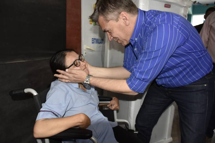 CASTELLI: EL GOBERNADOR ZDERO ENTREGÓ AYUDAS TÉCNICAS EN CAIDIN 