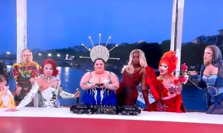 ‘LA ÚLTIMA CENA’ CON DRAG QUEENS CORONA UNA FIESTA DE IDEOLOGÍA DE GÉNERO EN LA INAUGURACIÓN DE LOS JJ.OO. EN PARÍS