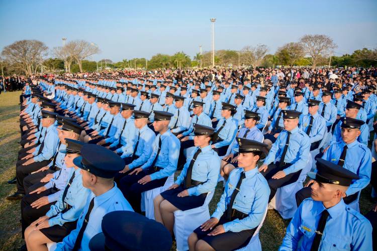 VUELTA DE PÁGINA Y PUESTA EN VALOR DE LA TAREA POLICIAL: EL GOBERNADOR ZDERO TOMÓ JURAMENTO A LOS NUEVOS EGRESADOS DE LA ESCUELA DE POLICÍA DEL CHACO