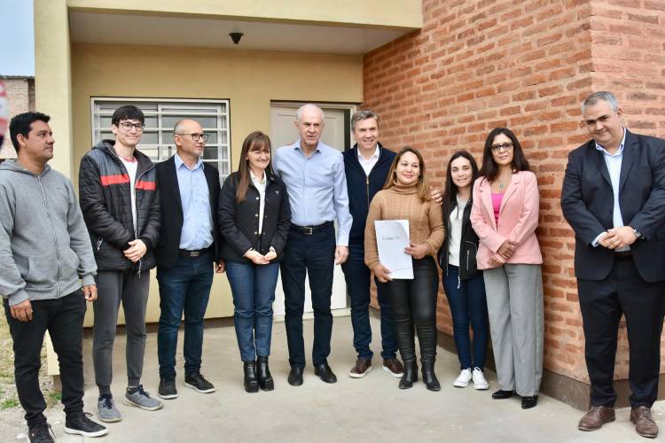 EL GOBERNADOR ZDERO ENTREGÓ VIVIENDAS EN LA CHACRA 214