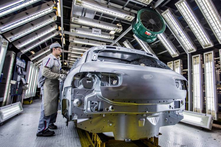 LA PRODUCCIÓN DE AUTOS, UN POCO MENOS MAL