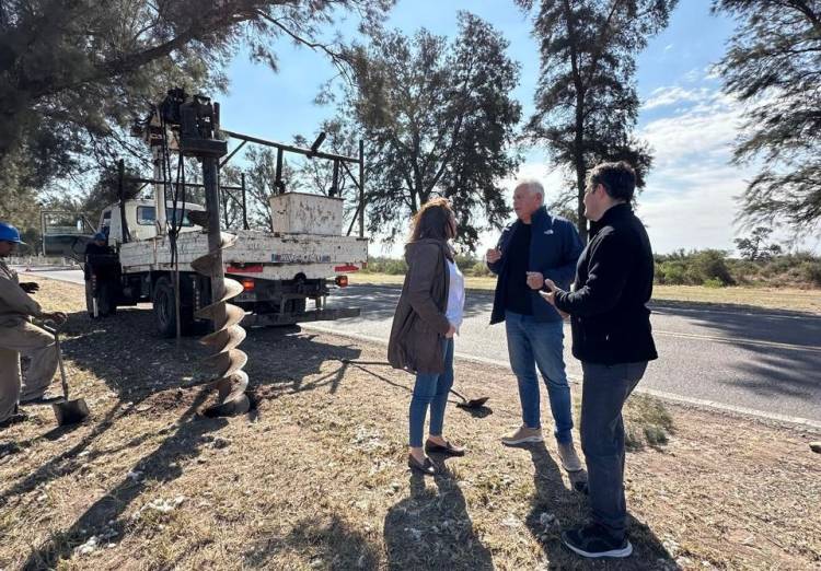 EL GOBIERNO PROVINCIAL INSTALA NUEVA ILUMINACIÓNE N EL ACCESO A SANTA SYLVINA