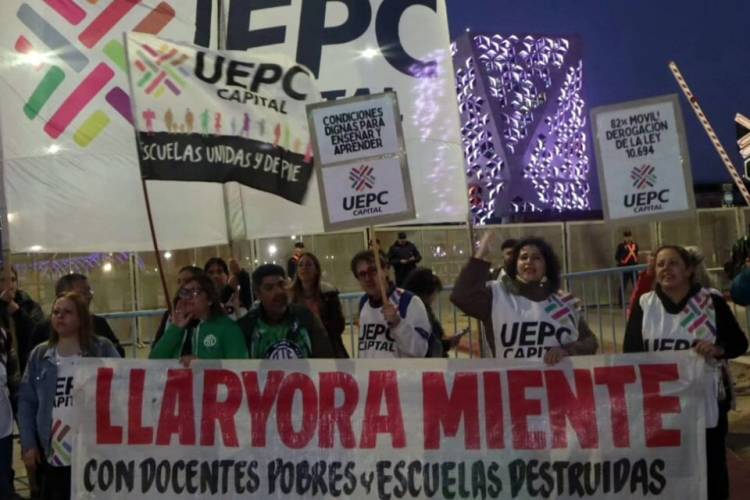 LLARYORA EN SU LABERINTO