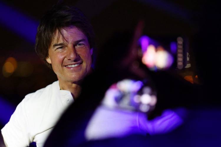 LA “MISIÓN” DE TOM CRUISE: SALTÓ DEL ESTADIO EN LA FIESTA DE CLAUSURA DE LOS JJOO