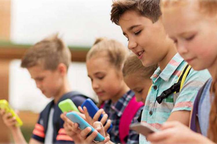 FRANCIA EXPERIMENTARÁ CON LA PROHIBICIÓN DE LOS MÓVILES EN ALGUNAS ESCUELAS 