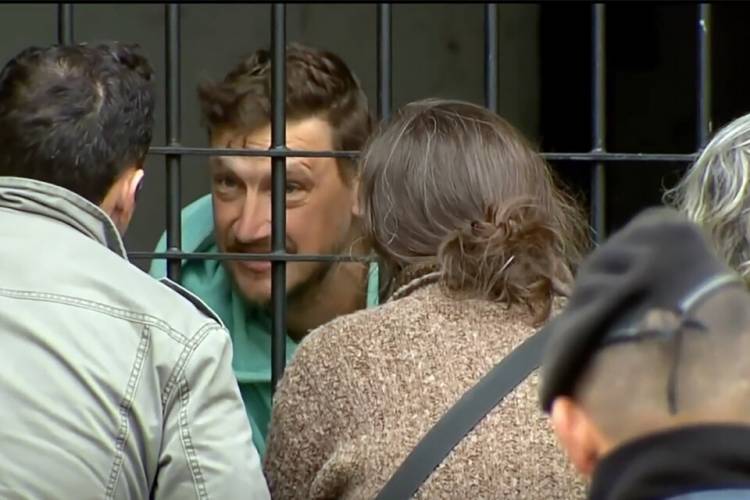 UN PEDÓFILO QUE SONRÍE TRAS LAS REJAS