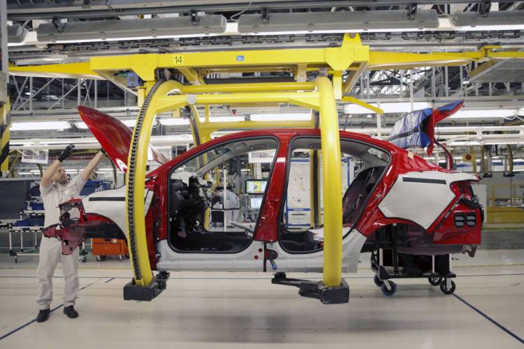 PRODUCCIÓN DE AUTOS SIGUE EN CAÍDA