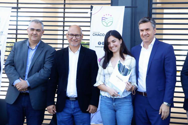 MI HOGAR III: EL GOBERNADOR ZDERO ENTREGÓ LAS LLAVES DE 24 DEPARTAMENTOS A FAMILIAS DE RESISTENCIA 