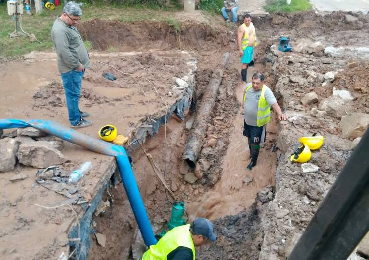 RESISTENCIA: SAMEEP REPARÓ LA ROTURA DE UNA CAÑERÍA QUE AFECTÓ EL SERVICIO EN DISTINTOS BARRIOS