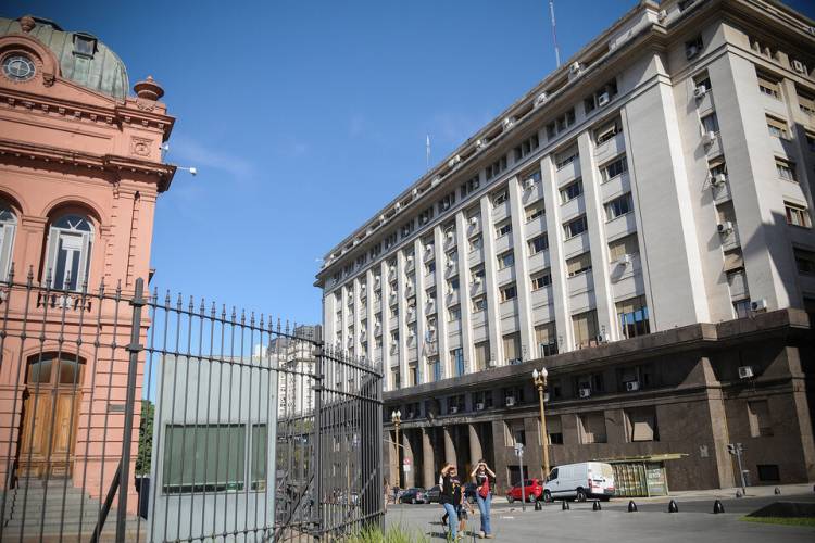 CASI TODO EL AHORRO DE LAS CUENTAS PÚBLICAS VA PARA EL PAGO DE LOS INTERESES DE LA DEUDA