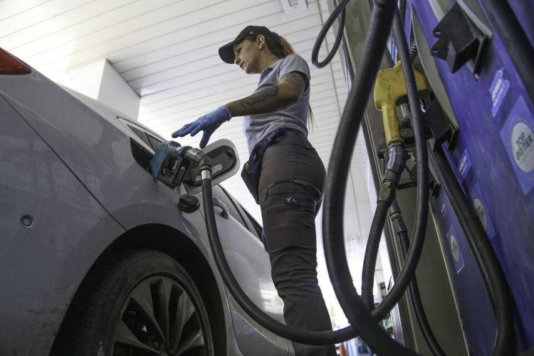 COMBUSTIBLES: POR LA CAÍDA DEL BARRIL DE PETRÓLEO BAJAN HASTA 3% LAS NAFTAS Y EL GASOIL