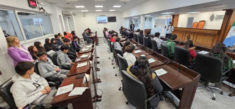 ESTUDIANTES DE LA CLOTILDE VISITARON LA LEGISLATURA PARA CONOCER LA LABOR Y FUNCIONES DE LOS DIPUTADOS PARA GARANTIZAR EL SISTEMA DEMOCRÁTICO