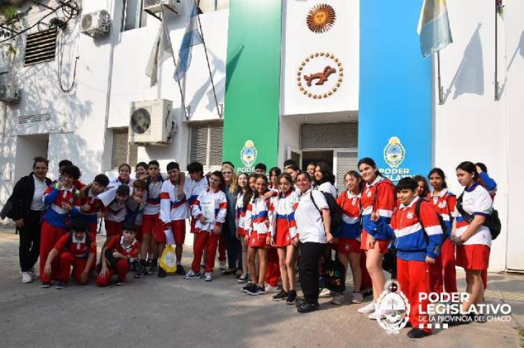 EL PODER LEGISLATIVO Y LA ESCUELA: ESTUDIANTES DE TODA LA PROVINCIA CONTINÚAN VISITANDO LA CASA DE LA DEMOCRACIA