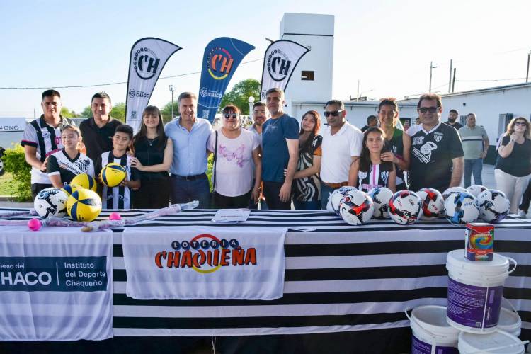 GRAL. PINEDO: EL GOBERNADOR ZDERO ENTREGÓ TÍTULOS DE PROPIEDAD, AYUDAS TÉCNICAS PARA PERSONAS CON DISCAPACIDAD Y EQUIPAMIENTOS PARA CLUBES E INSTITUCIONES LOCALES