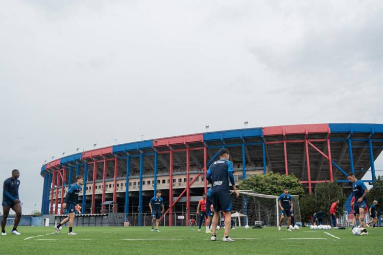 BARRAS IRRUMPIERON EN LA PRÁCTICA DE SAN LORENZO