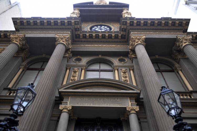 EL MERCADO CAMBIARIO CONTINÚA EN TENSA CALMA