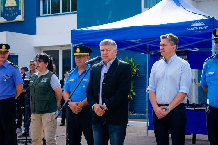 EL GOBERNADOR ZDERO ENTREGÓ UNIFORMES A ALUMNOS DE LA ESCUELA DE POLICÍA Y RATIFICÓ EL COMPROMISO CON LA SEGURIDAD PÚBLICA