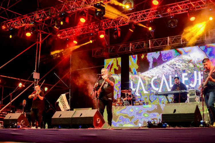 SEGUNDA NOCHE DE “CHACO VIBRA”: MULTITUDINARIA VELADA QUE REUNIÓ AL FOLCLORE Y A LA CULTURA PARA EL DISFRUTE DE LA REGIÓN 