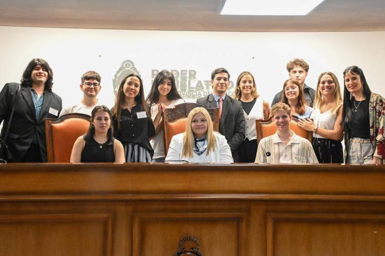 LA PRESIDENTE CARMEN DELGADO CON JÓVENES LÍDERES DE LA ASOCIACIÓN KAIROS GLOBAL