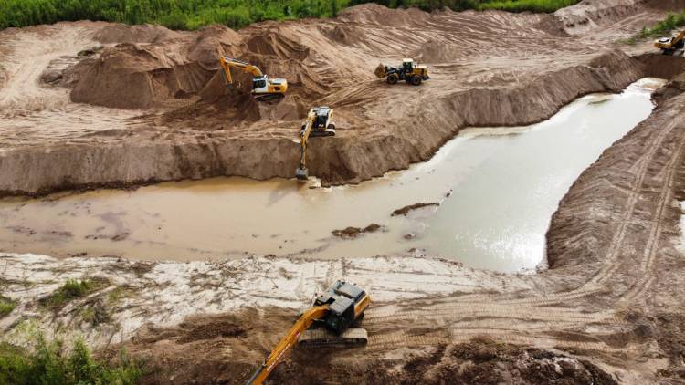 VIALIDAD PROVINCIAL TRABAJA EN REENCAUZAR EL RÍO BERMEJO A LA ALTURA DE PUERTO LAVALLE