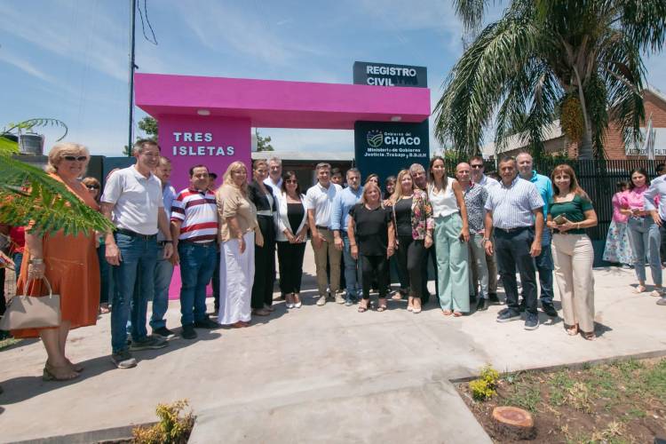 TRES ISLETAS: EL GOBERNADOR ZDERO INAUGURÓ LA REFACCIÓN INTEGRAL DEL REGISTRO CIVIL