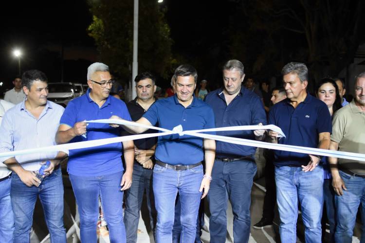 NAPENAY: EL GOBERNADOR ZDERO INAUGURÓ CUADRAS DE PAVIMENTO URBANO Y ALUMBRADO PÚBLICO PARA LA COMUNIDAD