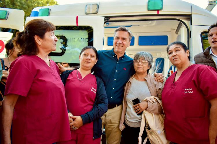 FONTANA: TRAS 7 AÑOS DE ESPERA, EL GOBERNADOR ZDERO ENTREGÓ UNA AMBULANCIA AL HOSPITAL “LUIS FLEITAS”