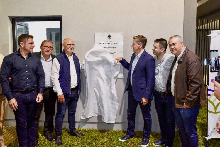 EL GOBERNADOR ZDERO INAUGURÓ COMPLEJO HABITACIONAL CON 32 DEPARTAMENTOS EN SÁENZ PEÑA