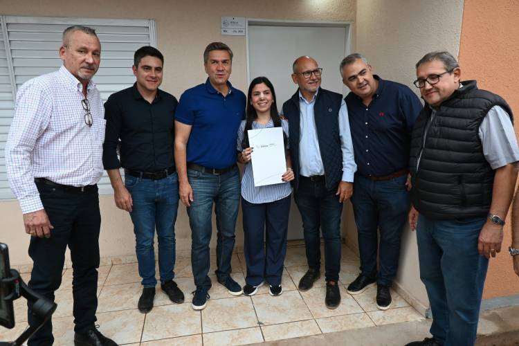 CONCEPCIÓN DEL BERMEJO: EL GOBERNADOR ZDERO ENTREGÓ NUEVAS VIVIENDAS A LOS VECINOS