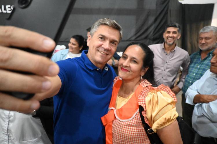 EL GOBERNADOR ZDERO EN CONCEPCIÓN DEL BERMEJO ENTREGÓ ELEMENTOS DEPORTIVOS  A 71 ESCUELAS  Y ÚTILES ESCOLARES A 49 INSTITUCIONES DEL NOROESTE DE LA PROVINCIA