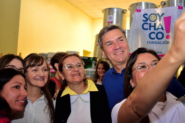 LAS BREÑAS: EL GOBERNADOR ZDERO ENTREGÓ ELEMENTOS DE EDUCACIÓN FÍSICA Y DE COCINA A ESCUELAS DE LA REGIONAL 8