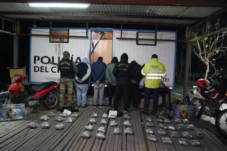 EN OPERATIVO EN CONJUNTO SOBRE RUTA 11: DETIENEN A CUATRO PERSONAS Y SECUESTRAN MÁS DE 22 KILOS DE MARIHUANA