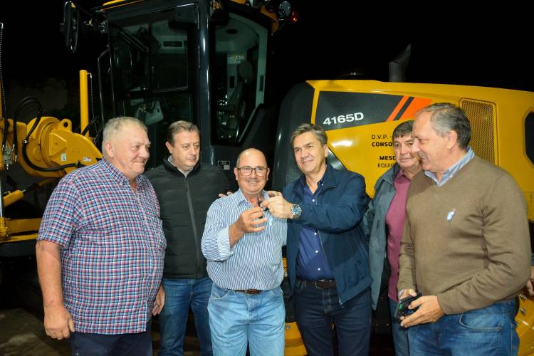 IMPULSO PARA EL SECTOR RURAL: EL GOBERNADOR ZDERO ENTREGÓ MAQUINARIA AL CONSORCIO N°10 DE MESÓN DE FIERRO